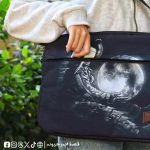 Astronaut with Moon Laptop Sleeve -bag - الصورة 4