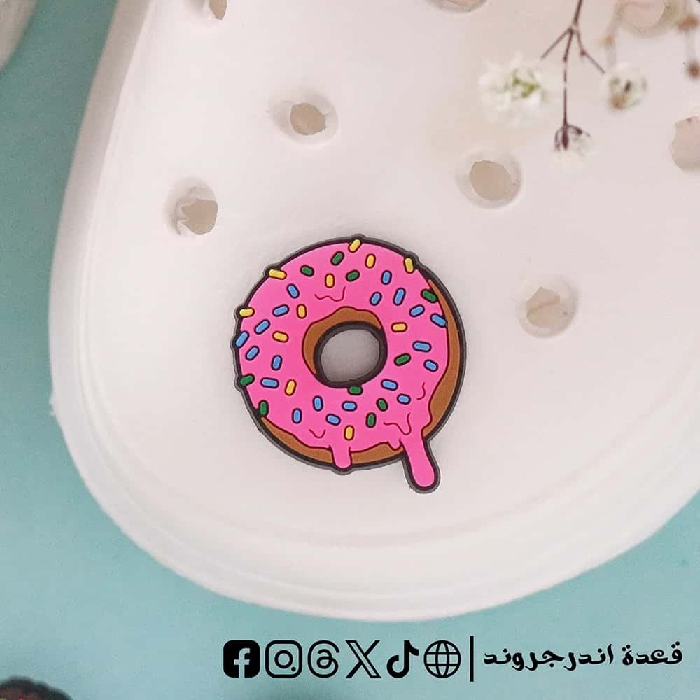 TwXF9mViQGv542rsS4Z68KZsZy5YFSMwzoqmXwYF.jpg Donuts pink- crocs charms - الصورة 1