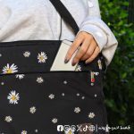 ⁦Black Daisy Laptop Sleeve -15.6 inch bag⁩ - الصورة ⁦4⁩